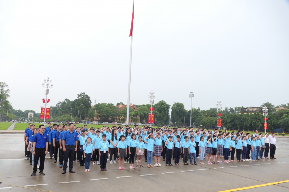 Các em học sinh làm lễ chào cờ tại Lễ báo công dâng Bác Các em học sinh làm lễ chào cờ tại Lễ báo công dâng Bác